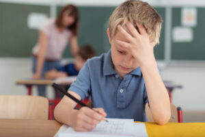 junge hat probleme in der schule