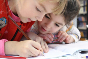 Kinder konzentrieren sich in der Schule
